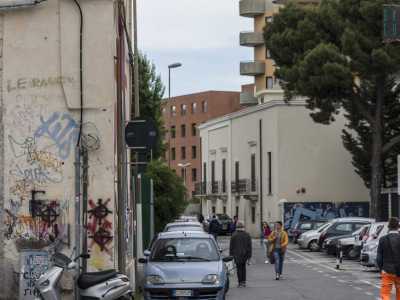 E proprio nel vocio e nelle risate dei ragazzi che escono da scuola si conclude il nostro viaggio in via Celso Ulpiani, di certo una delle strade pi� �inedite� di tutta la citt�